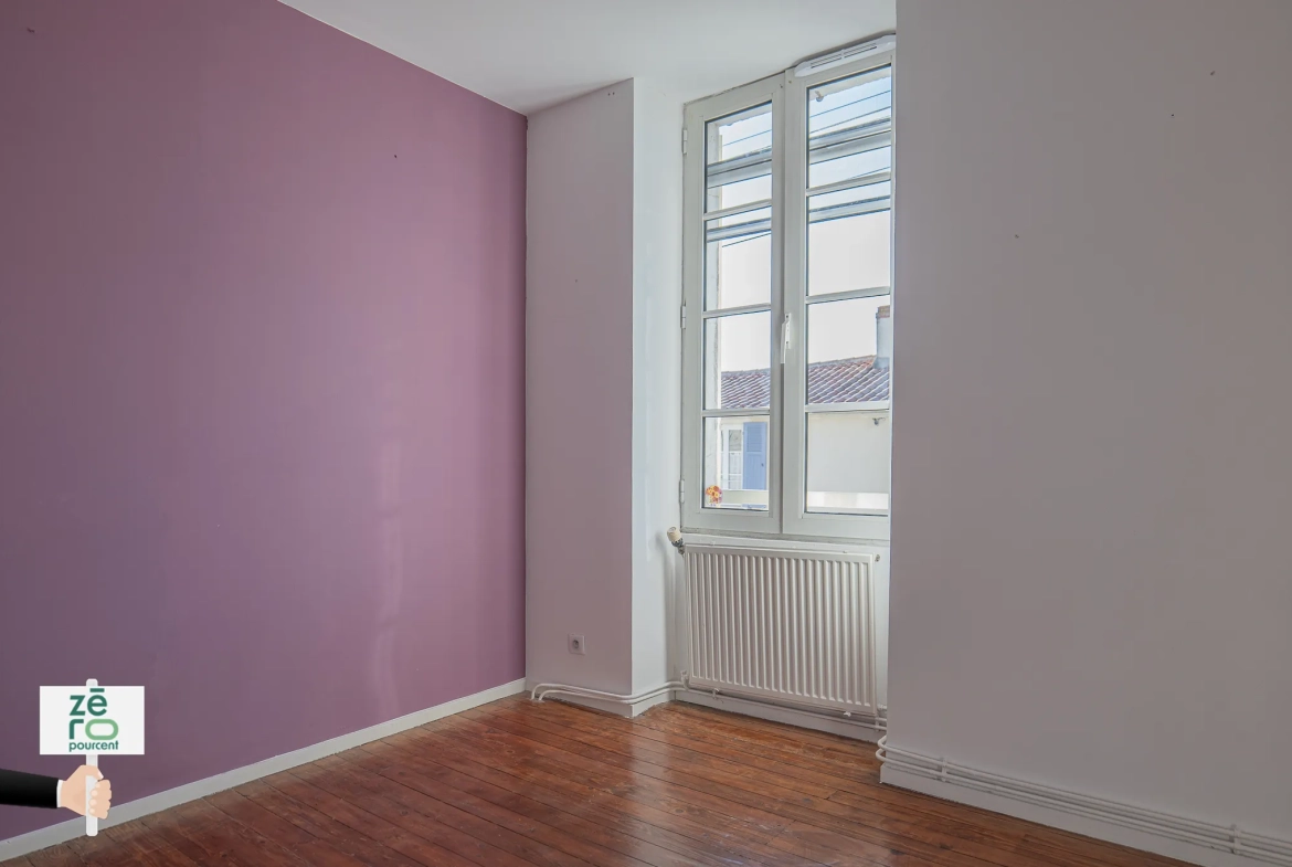 Bel appartement à Luçon en vente, 2 chambres, parking sécurisé, cave, idéalement situé 