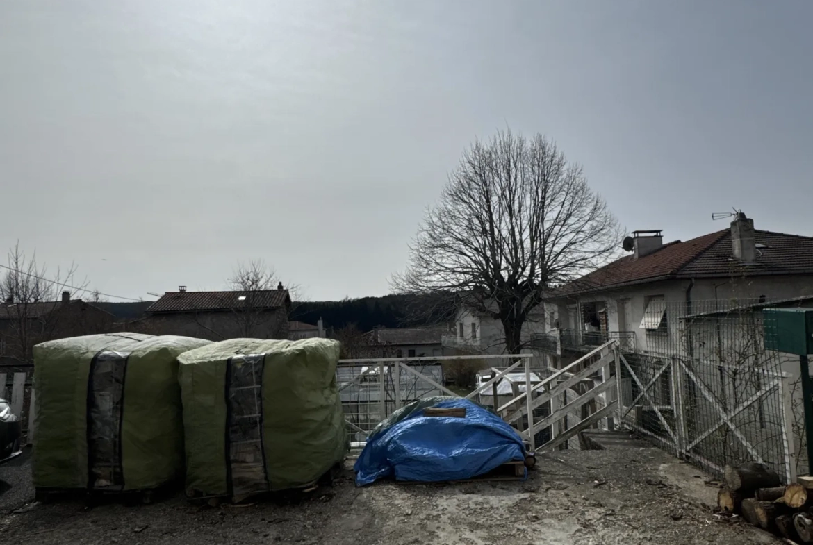 Maison F4 avec jardin et stationnement à Saint-Just-Malmont 