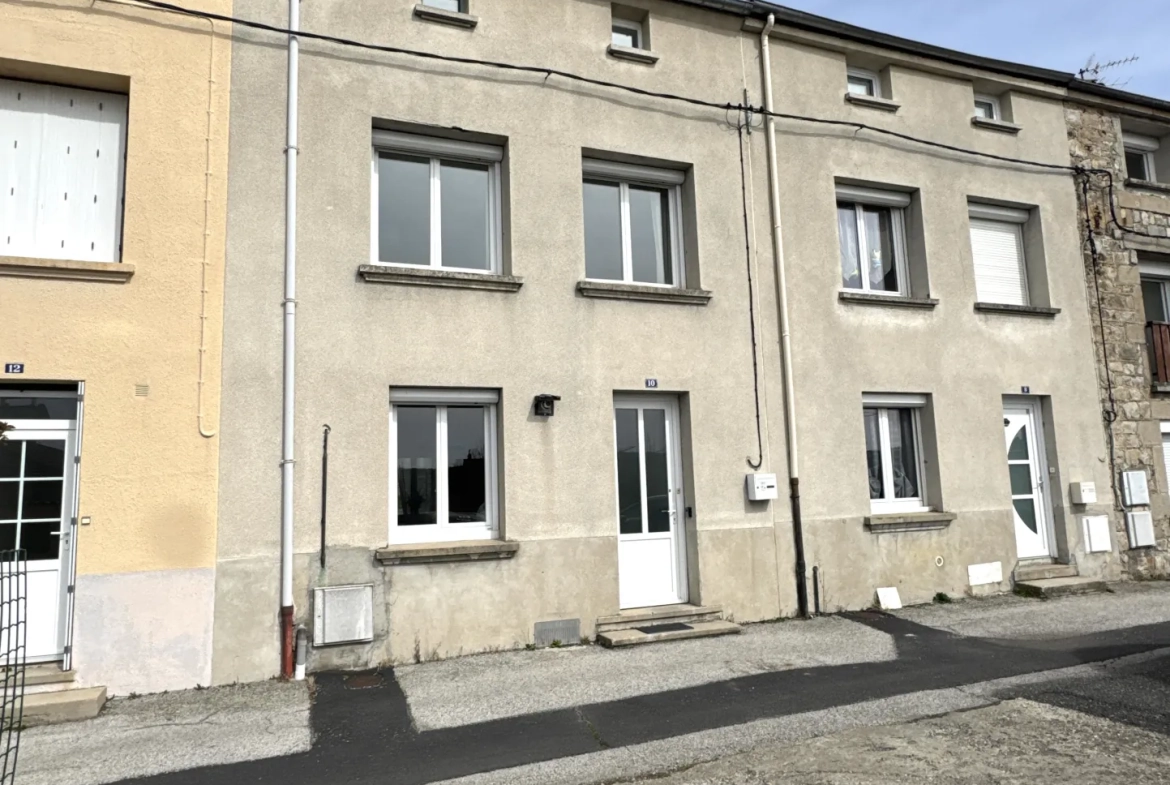 Maison F4 avec jardin et stationnement à Saint-Just-Malmont 
