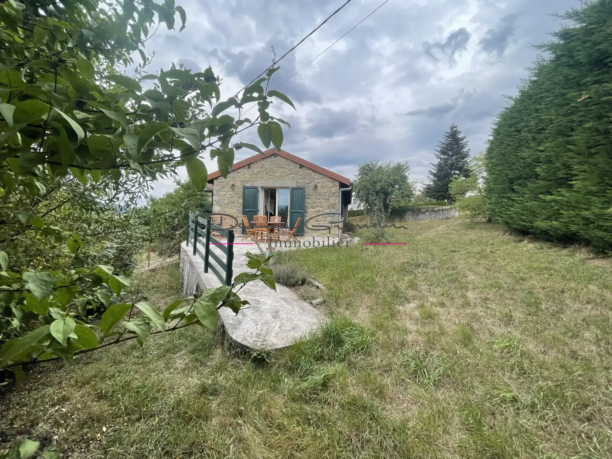 Ensemble immobilier à Cublize proche du lac des Sapins avec grand terrain 