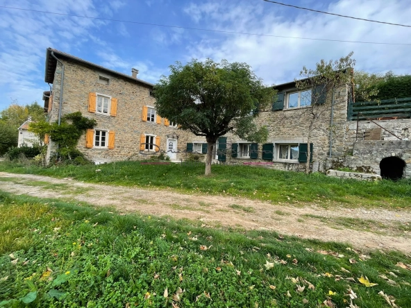 Ensemble immobilier à Cublize proche du lac des Sapins avec grand terrain