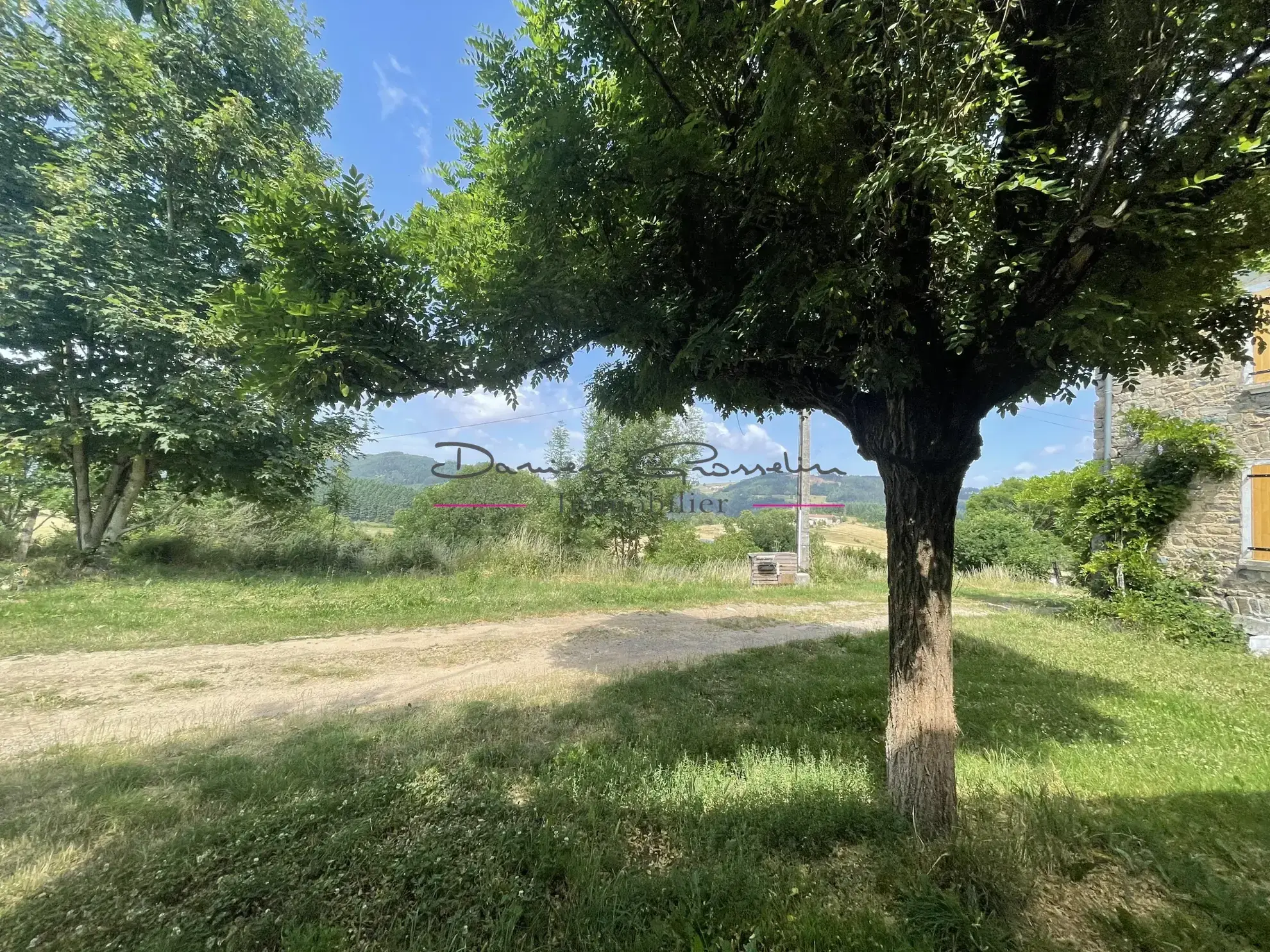 Ensemble immobilier à Cublize proche du lac des Sapins avec grand terrain 