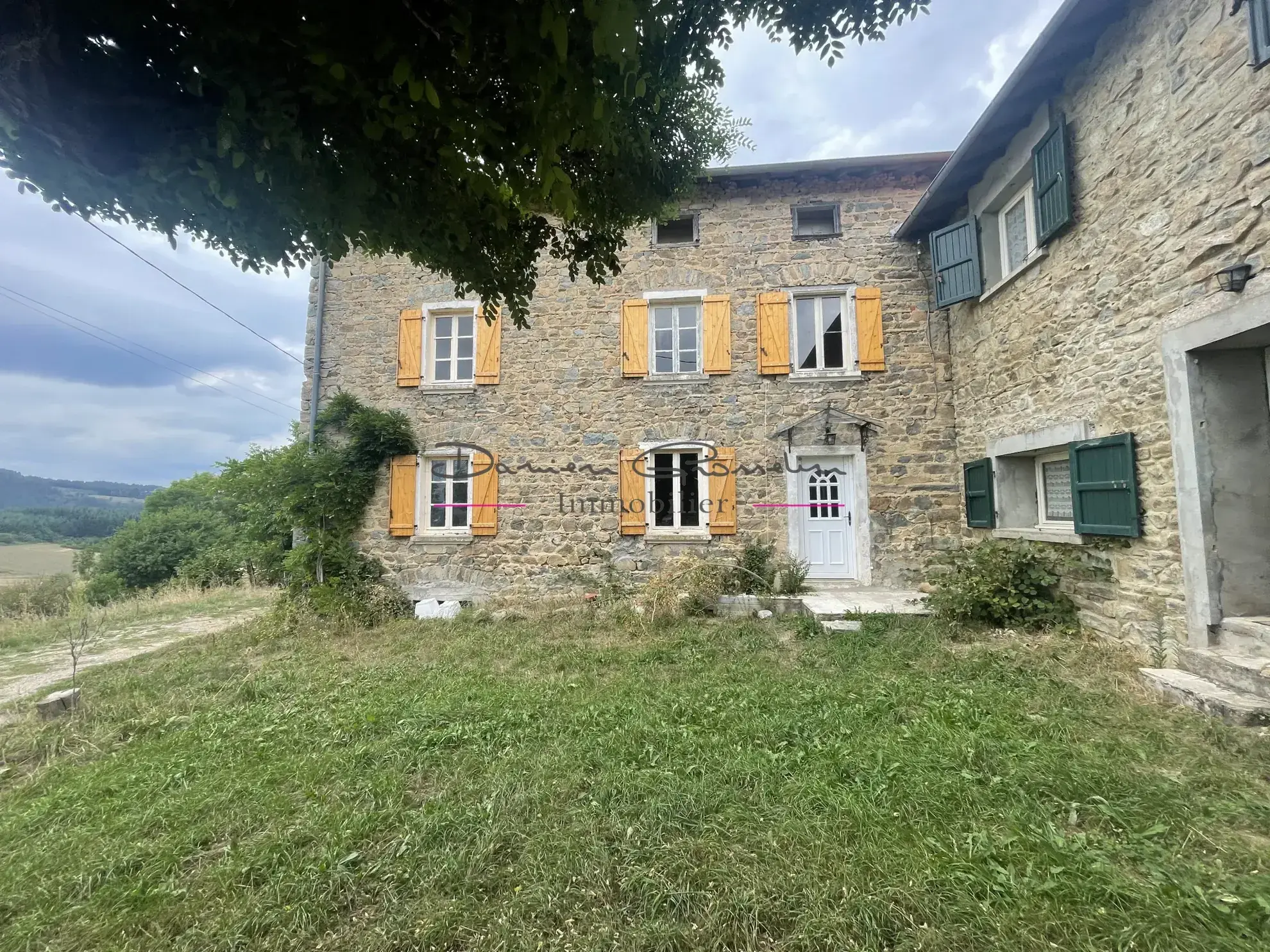Ensemble immobilier à Cublize proche du lac des Sapins avec grand terrain 