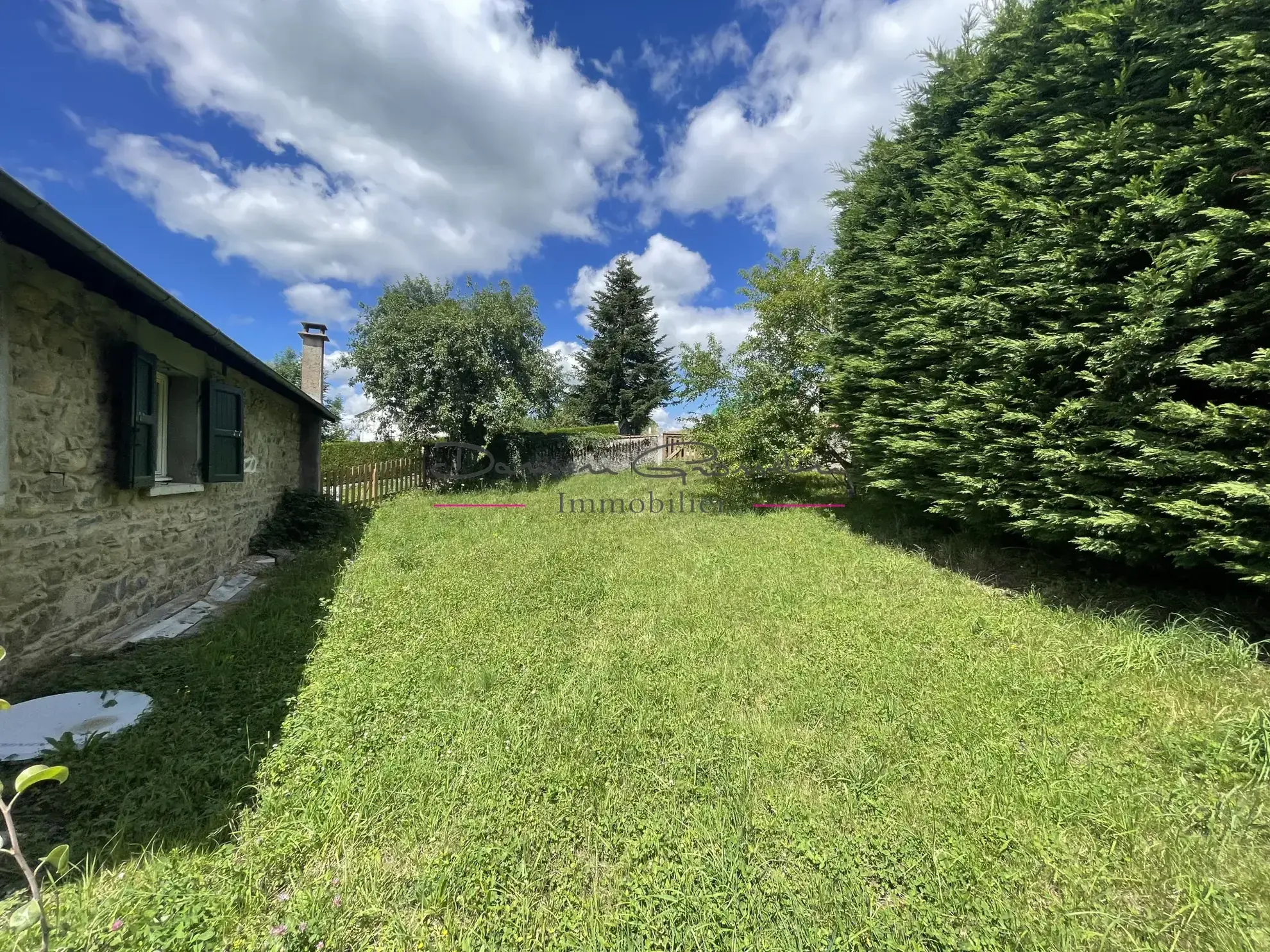 Ensemble immobilier à Cublize proche du lac des Sapins avec grand terrain 