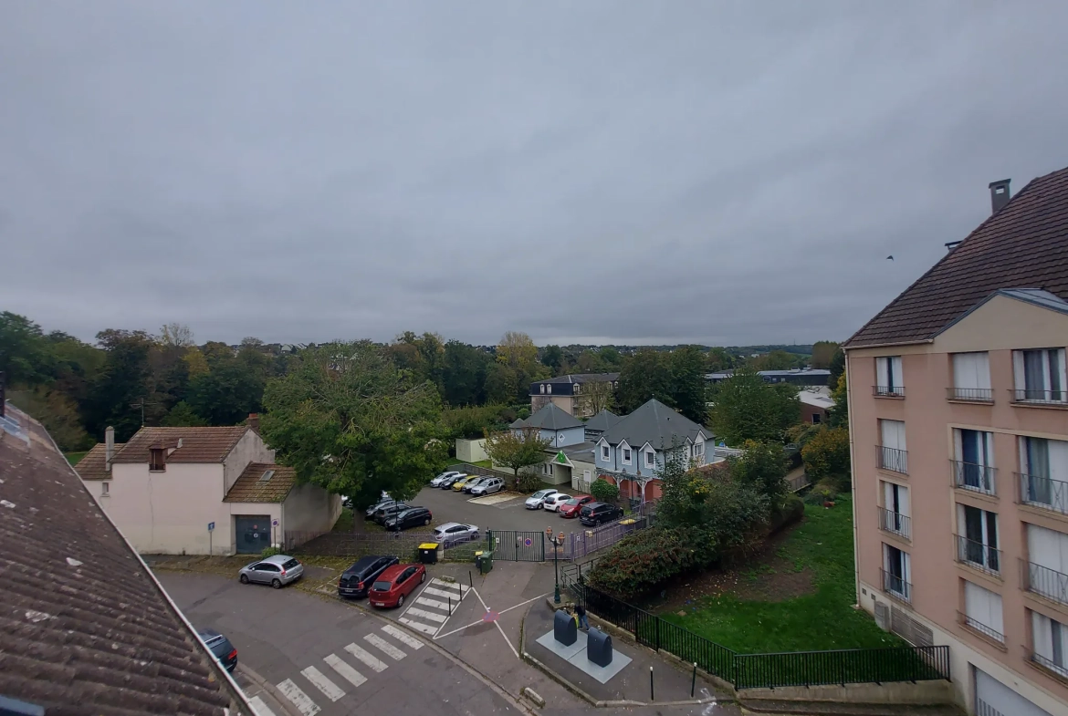 Appartement 4 pièces à Mantes-la-Ville avec balcon et parking en centre-ville 
