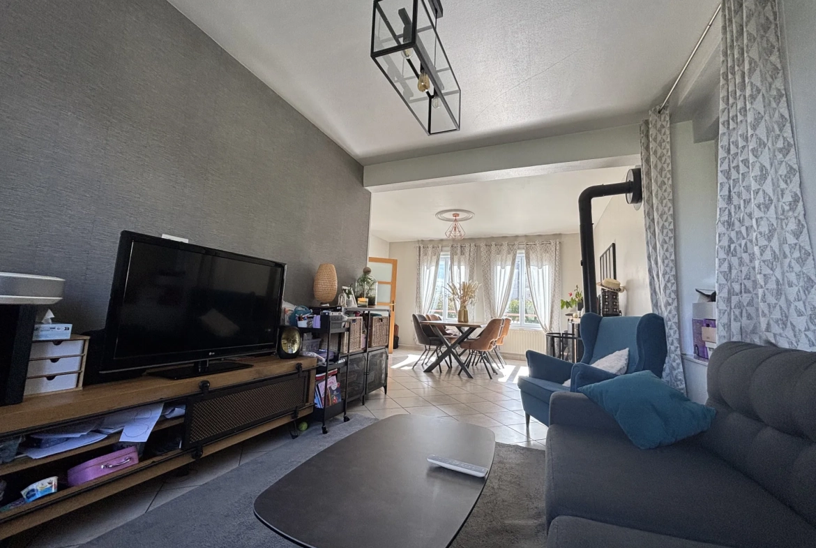 Maison à vendre à Lesneven avec jardin et multiple chambres, proche commodités 