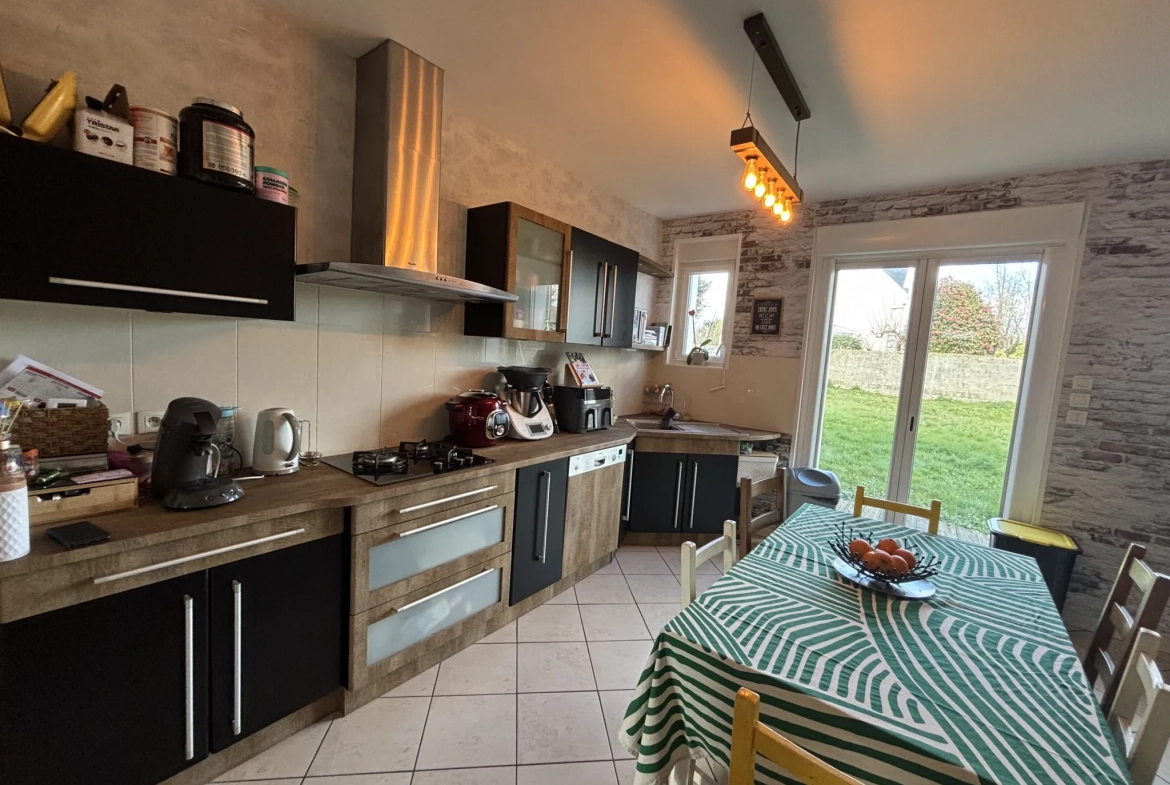 Maison à vendre à Lesneven avec jardin et multiple chambres, proche commodités 