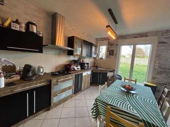 Maison à vendre à Lesneven avec jardin et multiple chambres, proche commodités