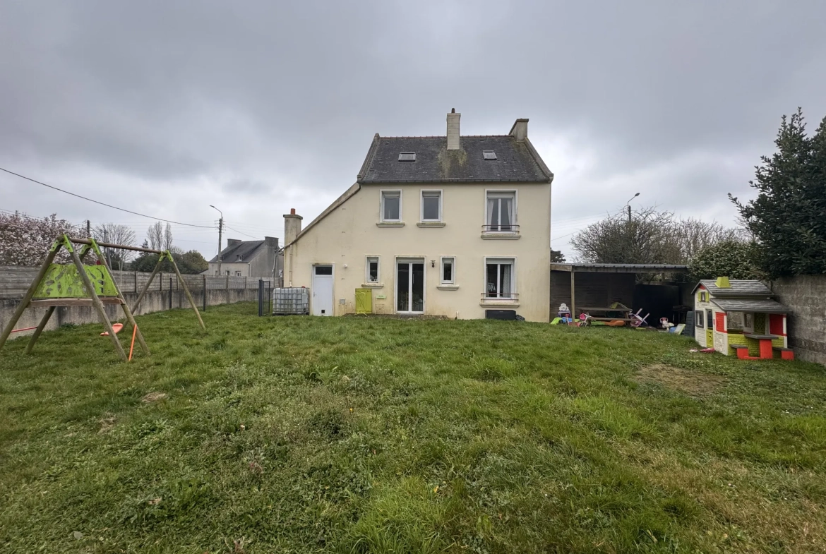 Maison à vendre à Lesneven avec jardin et multiple chambres, proche commodités 