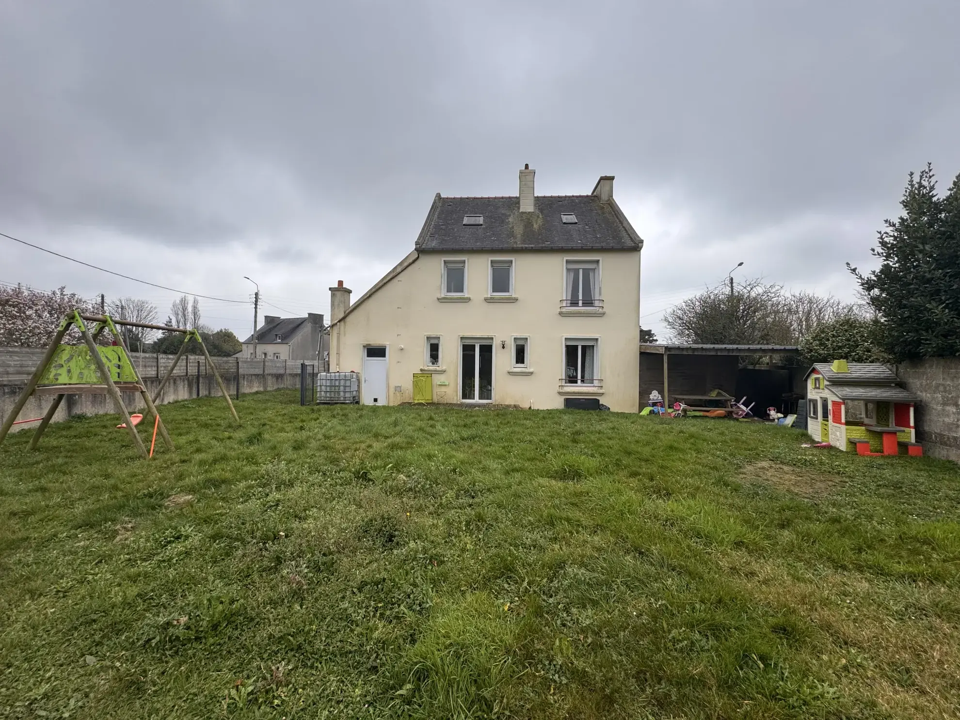 Maison à vendre à Lesneven avec jardin et multiple chambres, proche commodités 