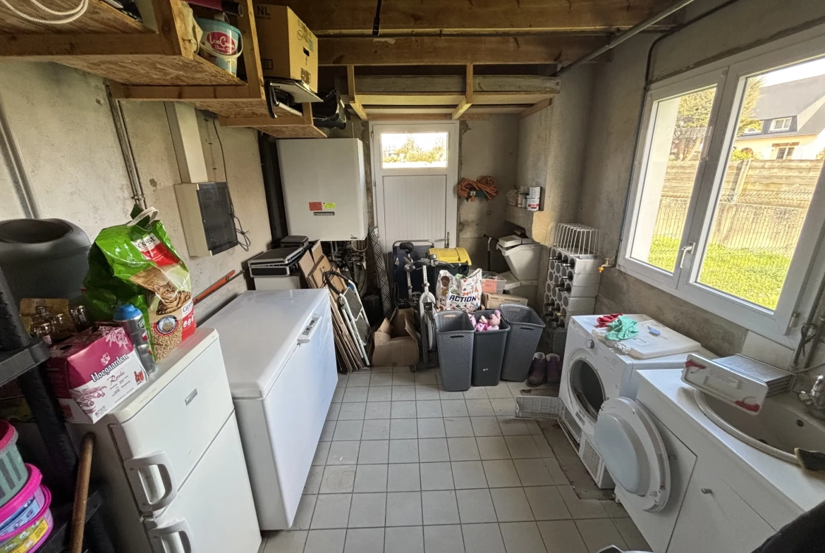 Maison à vendre à Lesneven avec jardin et multiple chambres, proche commodités 