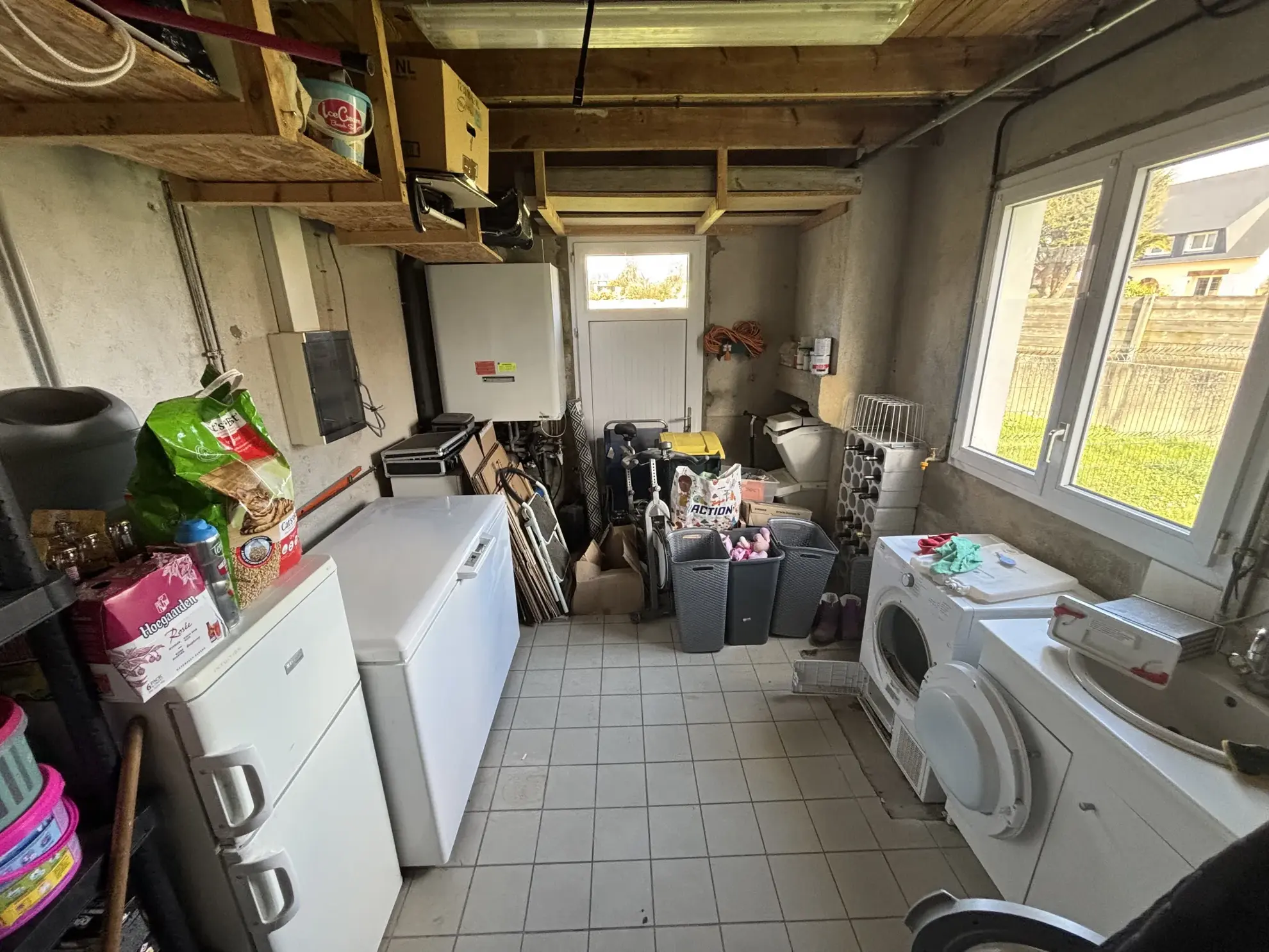 Maison à vendre à Lesneven avec jardin et multiple chambres, proche commodités 