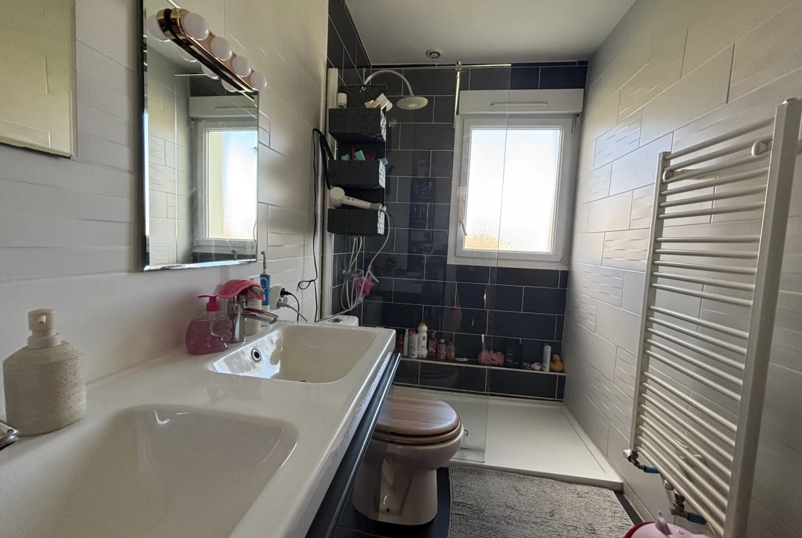 Maison à vendre à Lesneven avec jardin et multiple chambres, proche commodités 