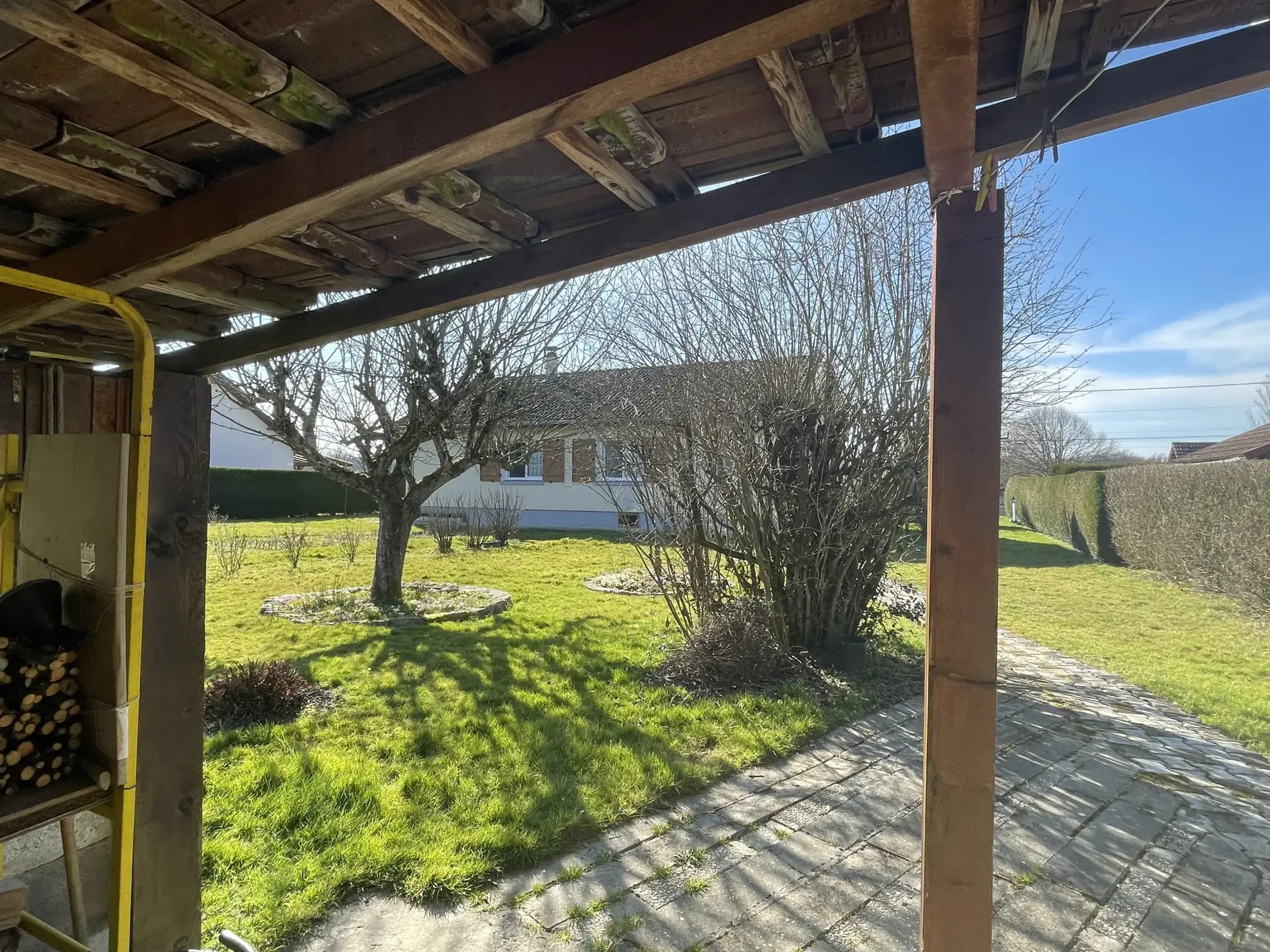 Maison de plain-pied à Bletterans avec grand terrain et garage 