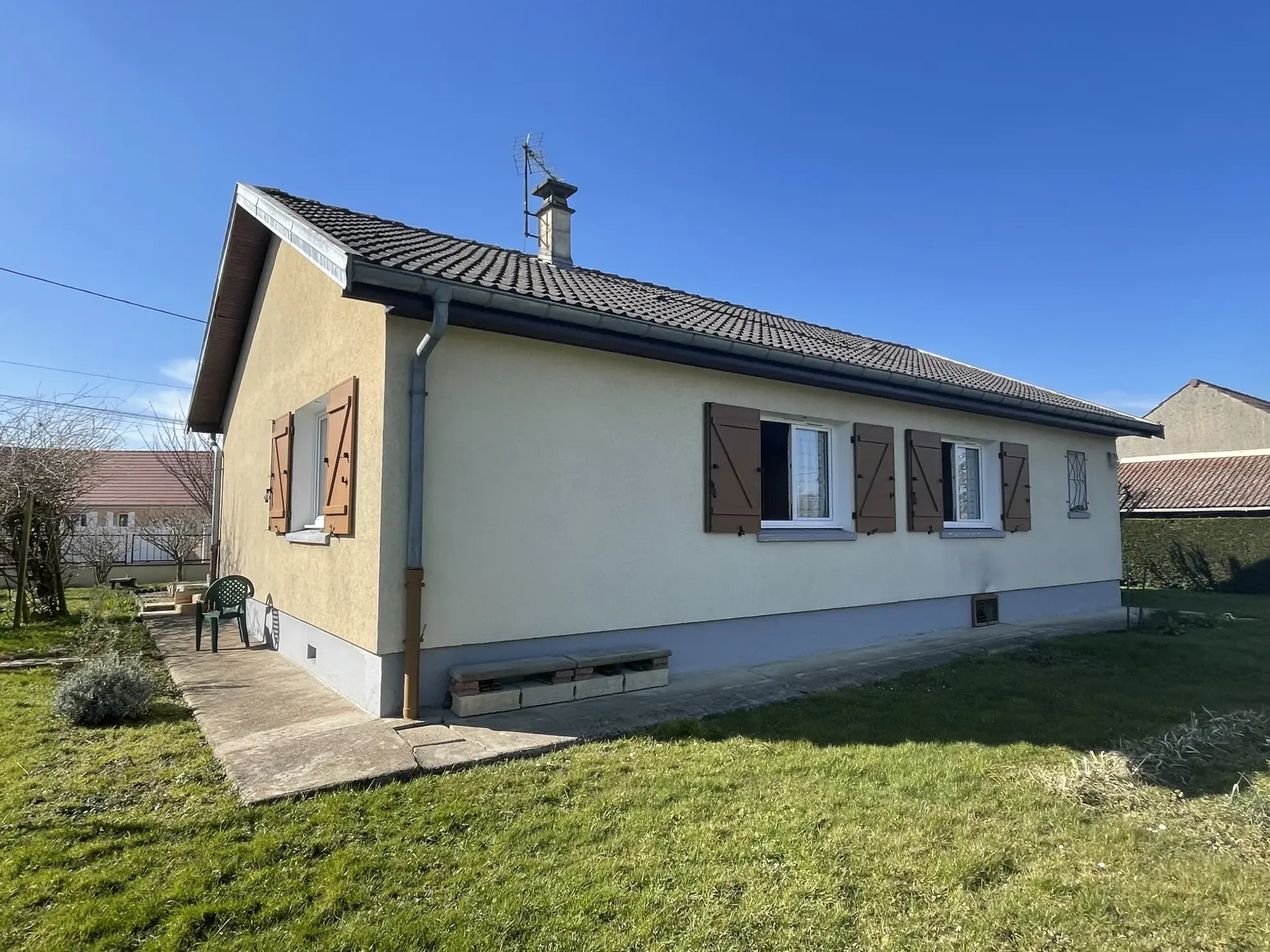 Maison de plain-pied à Bletterans avec grand terrain et garage 