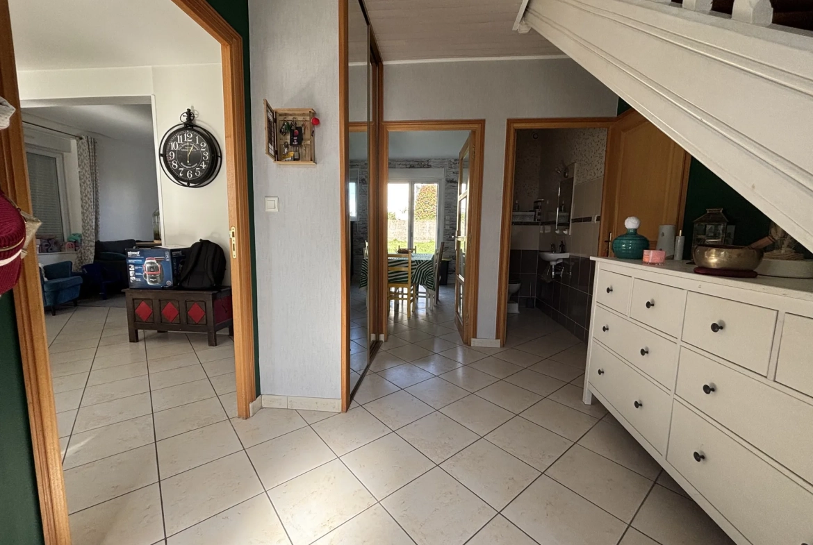 Maison à vendre à Lesneven avec jardin et multiple chambres, proche commodités 