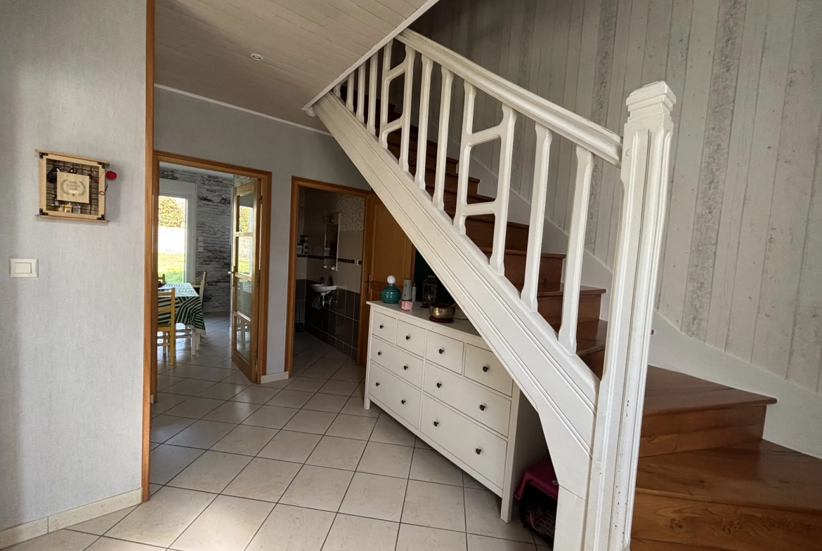 Maison à vendre à Lesneven avec jardin et multiple chambres, proche commodités 
