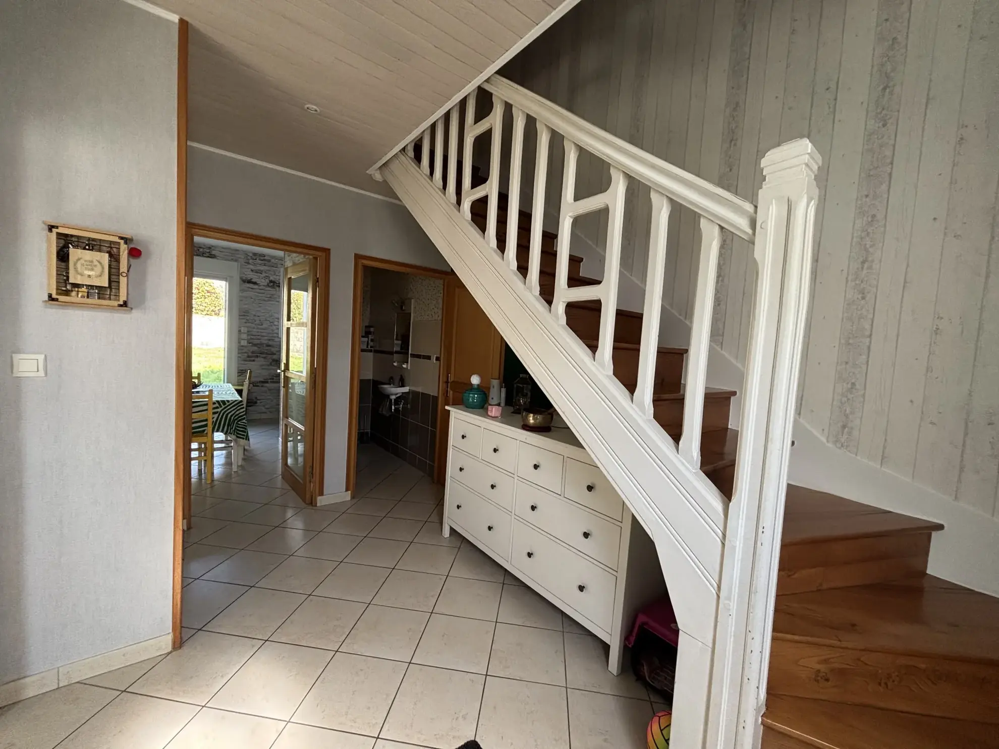 Maison à vendre à Lesneven avec jardin et multiple chambres, proche commodités 