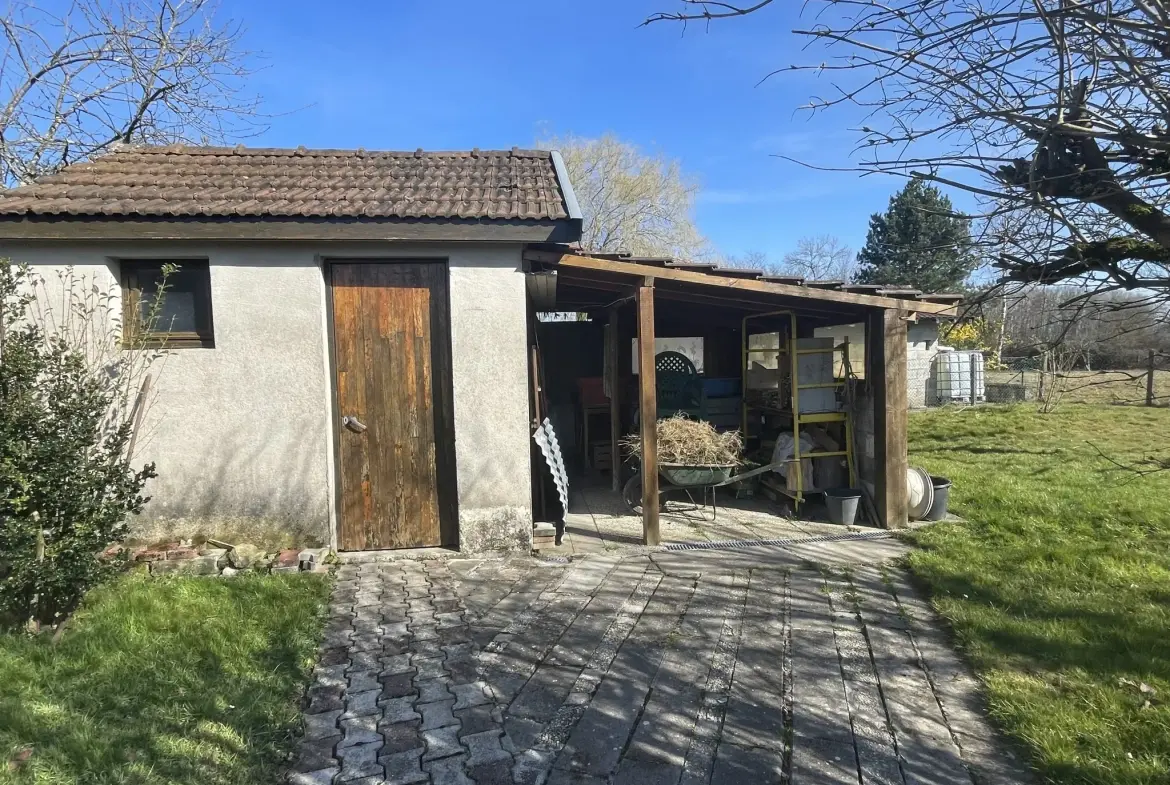 Maison de plain-pied à Bletterans avec grand terrain et garage 