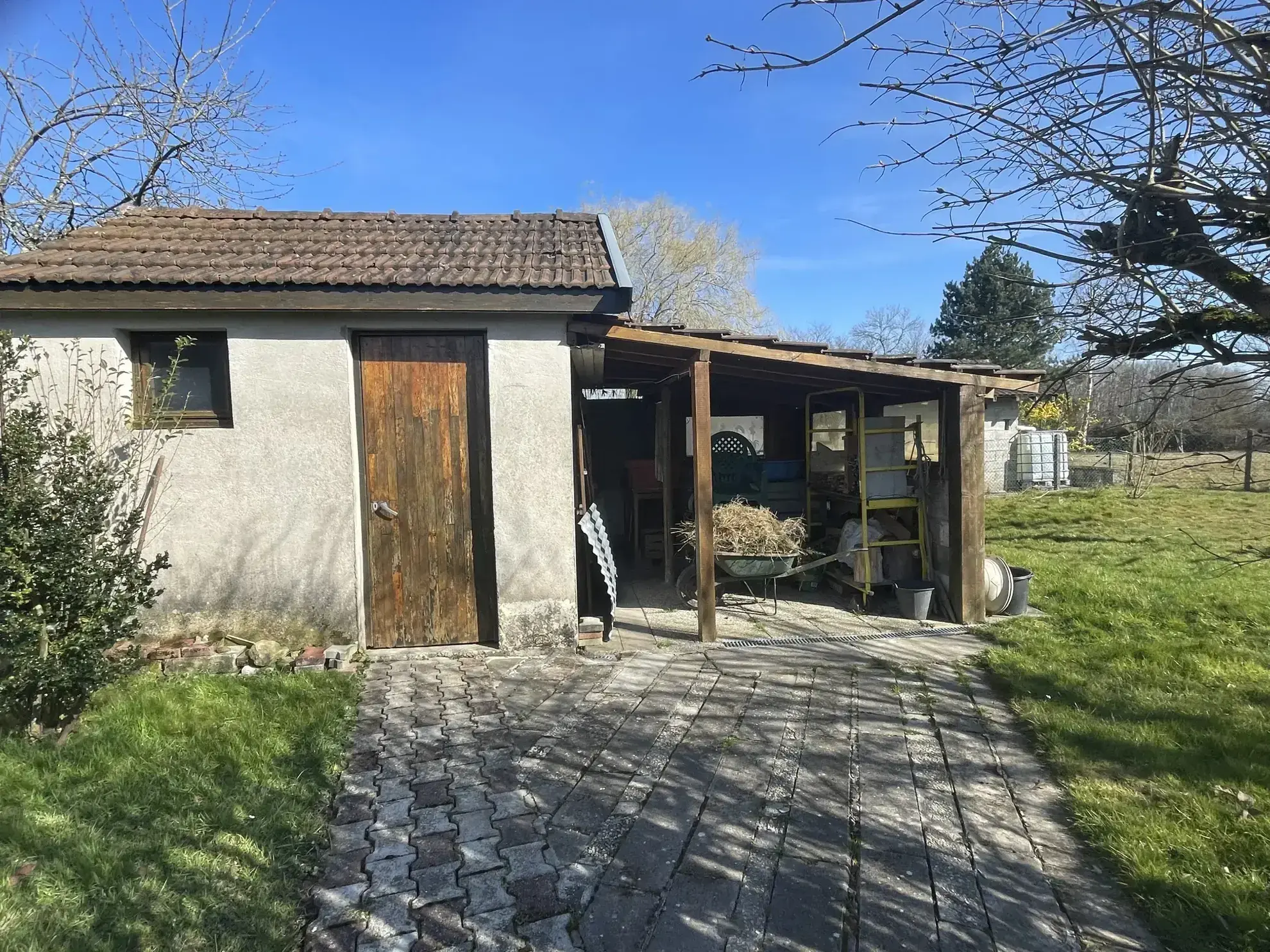Maison de plain-pied à Bletterans avec grand terrain et garage 