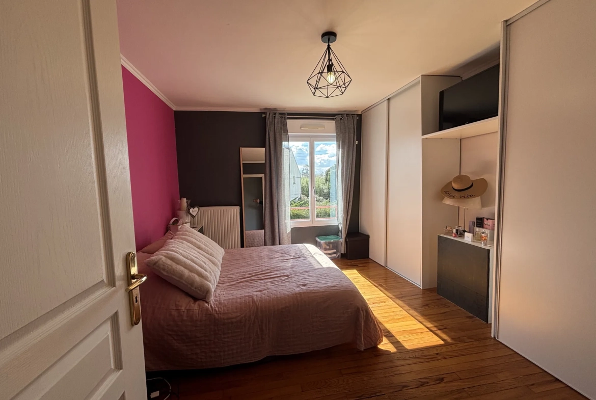 Maison à vendre à Lesneven avec jardin et multiple chambres, proche commodités 