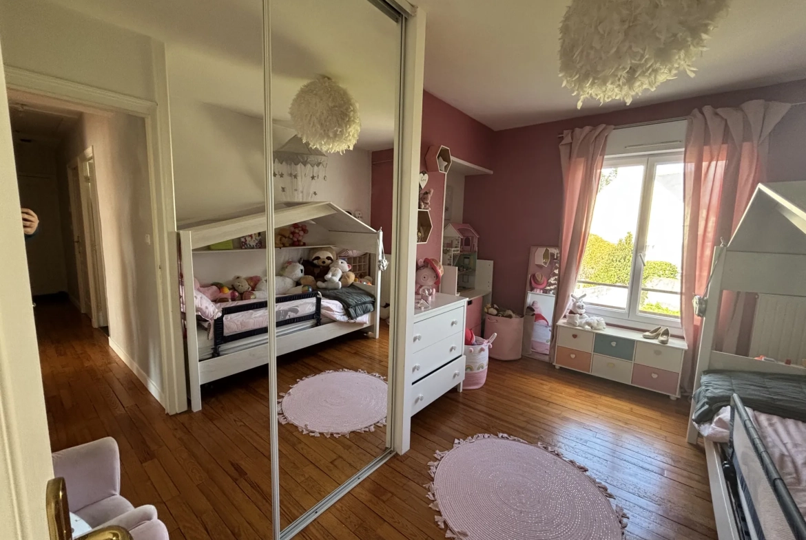 Maison à vendre à Lesneven avec jardin et multiple chambres, proche commodités 