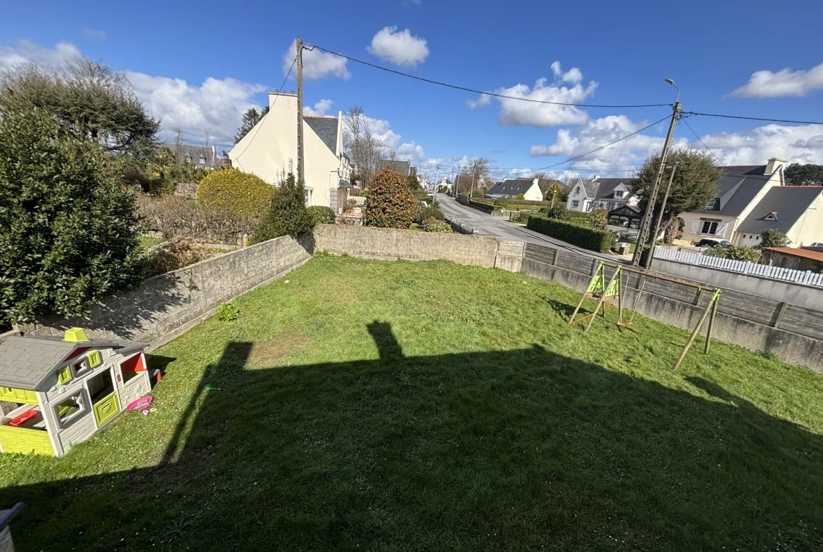 Maison à vendre à Lesneven avec jardin et multiple chambres, proche commodités 