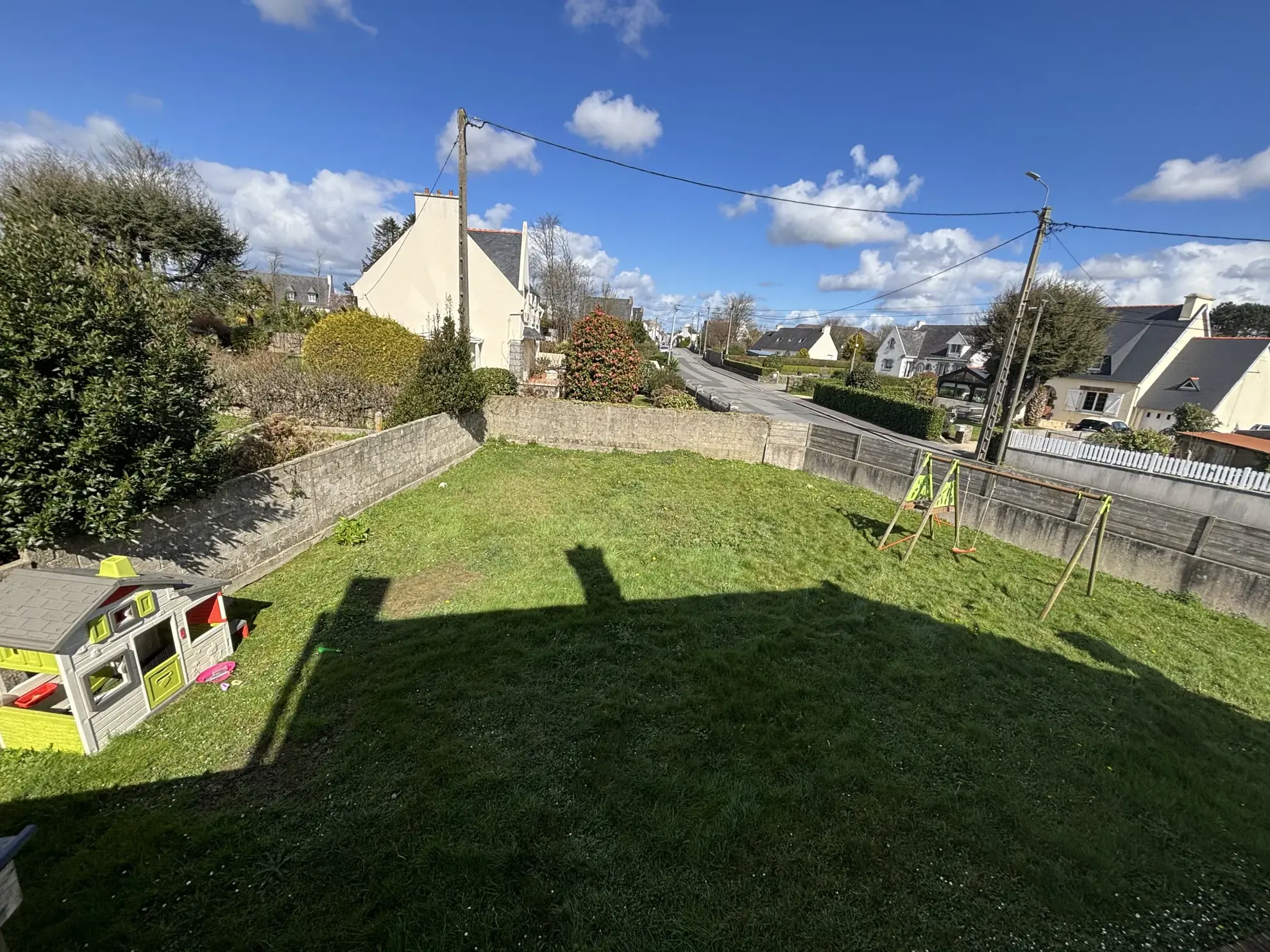 Maison à vendre à Lesneven avec jardin et multiple chambres, proche commodités 