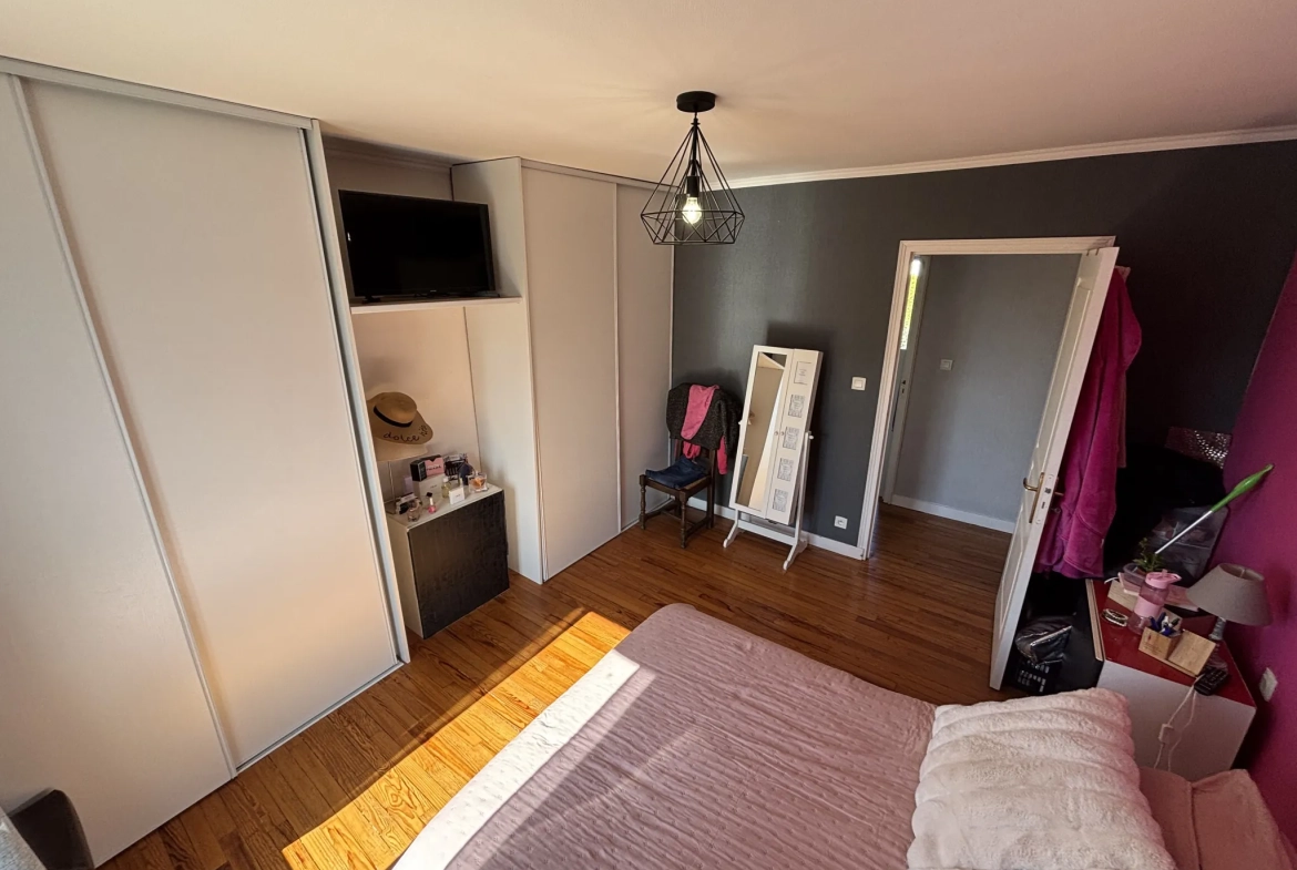 Maison à vendre à Lesneven avec jardin et multiple chambres, proche commodités 