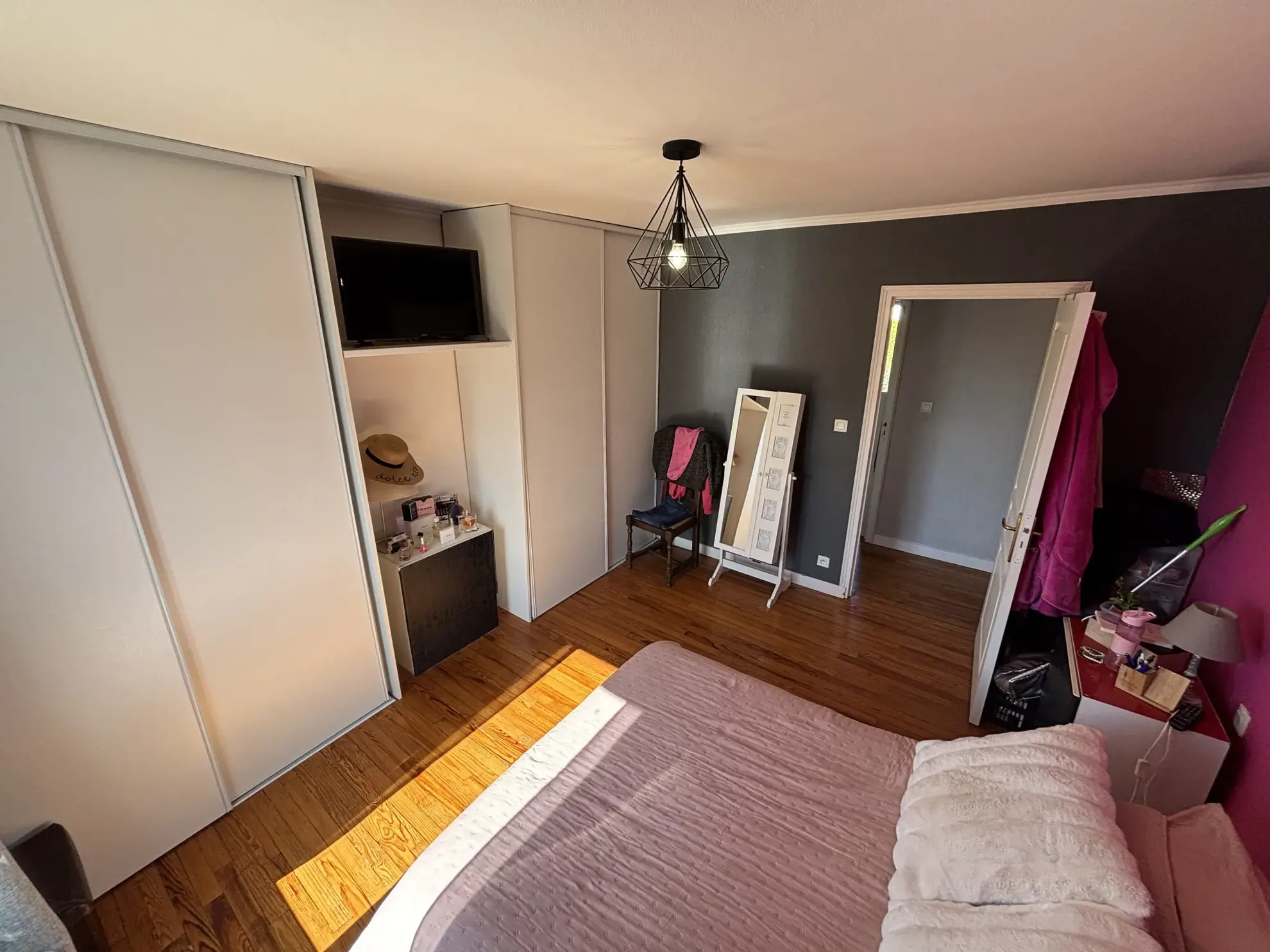 Maison à vendre à Lesneven avec jardin et multiple chambres, proche commodités 