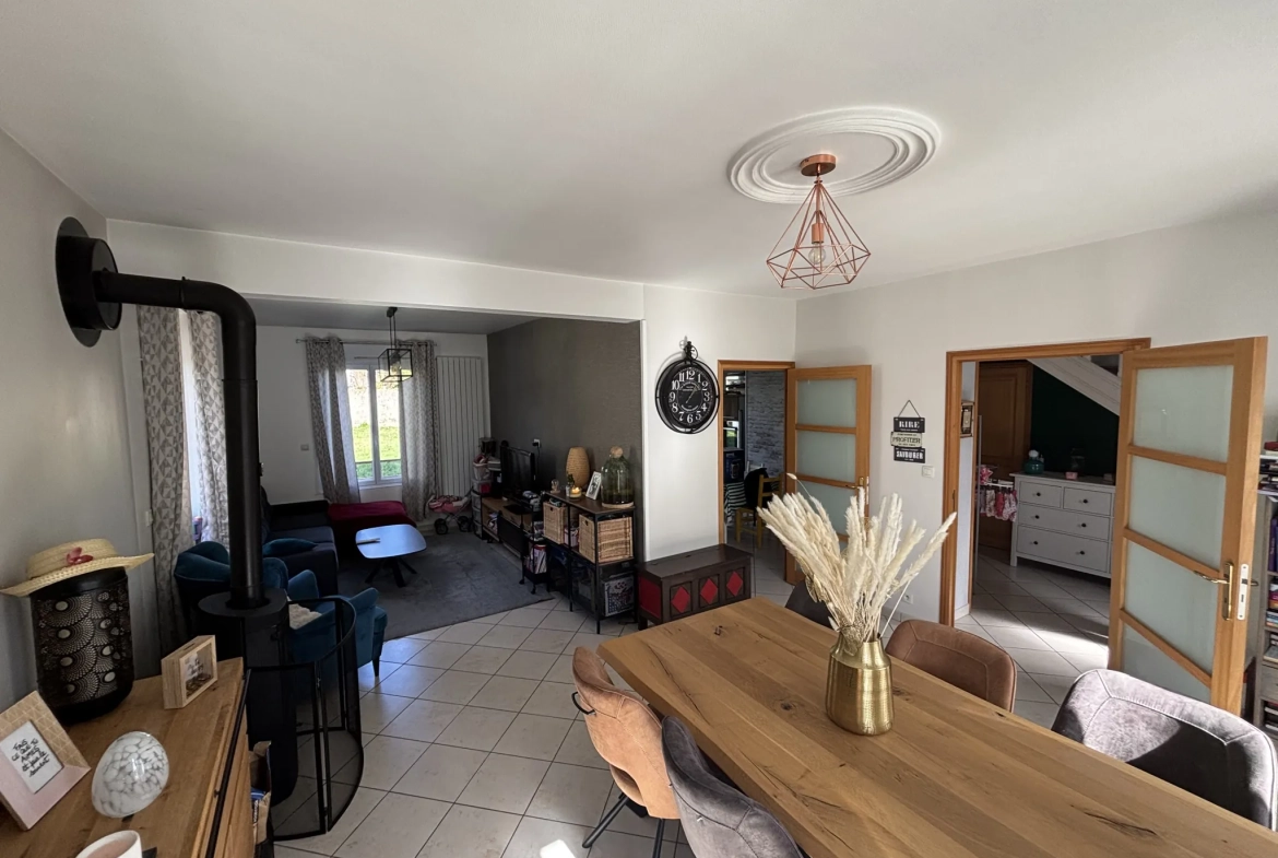 Maison à vendre à Lesneven avec jardin et multiple chambres, proche commodités 