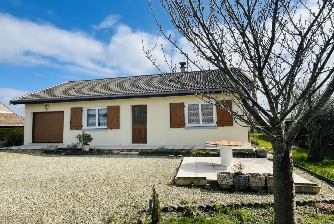 Maison de plain-pied à Bletterans avec grand terrain et garage 