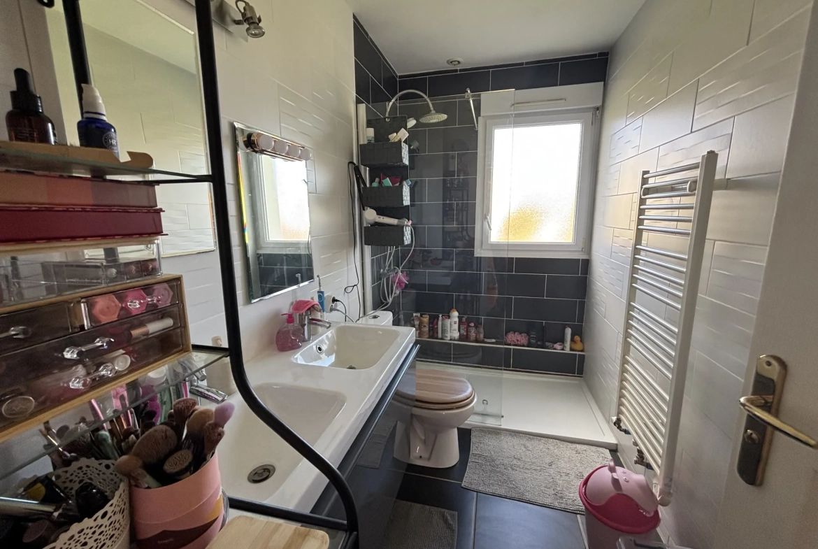 Maison à vendre à Lesneven avec jardin et multiple chambres, proche commodités 