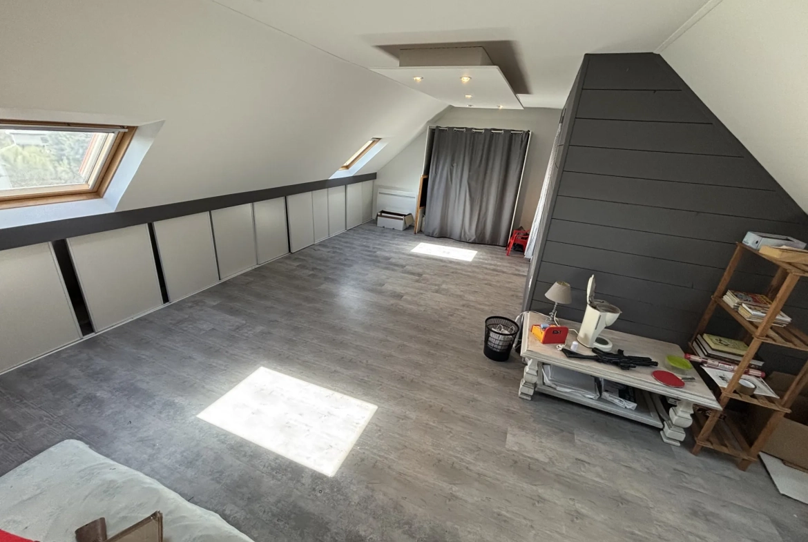 Maison à vendre à Lesneven avec jardin et multiple chambres, proche commodités 