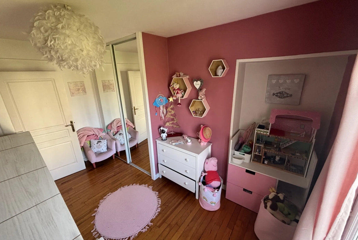 Maison à vendre à Lesneven avec jardin et multiple chambres, proche commodités 