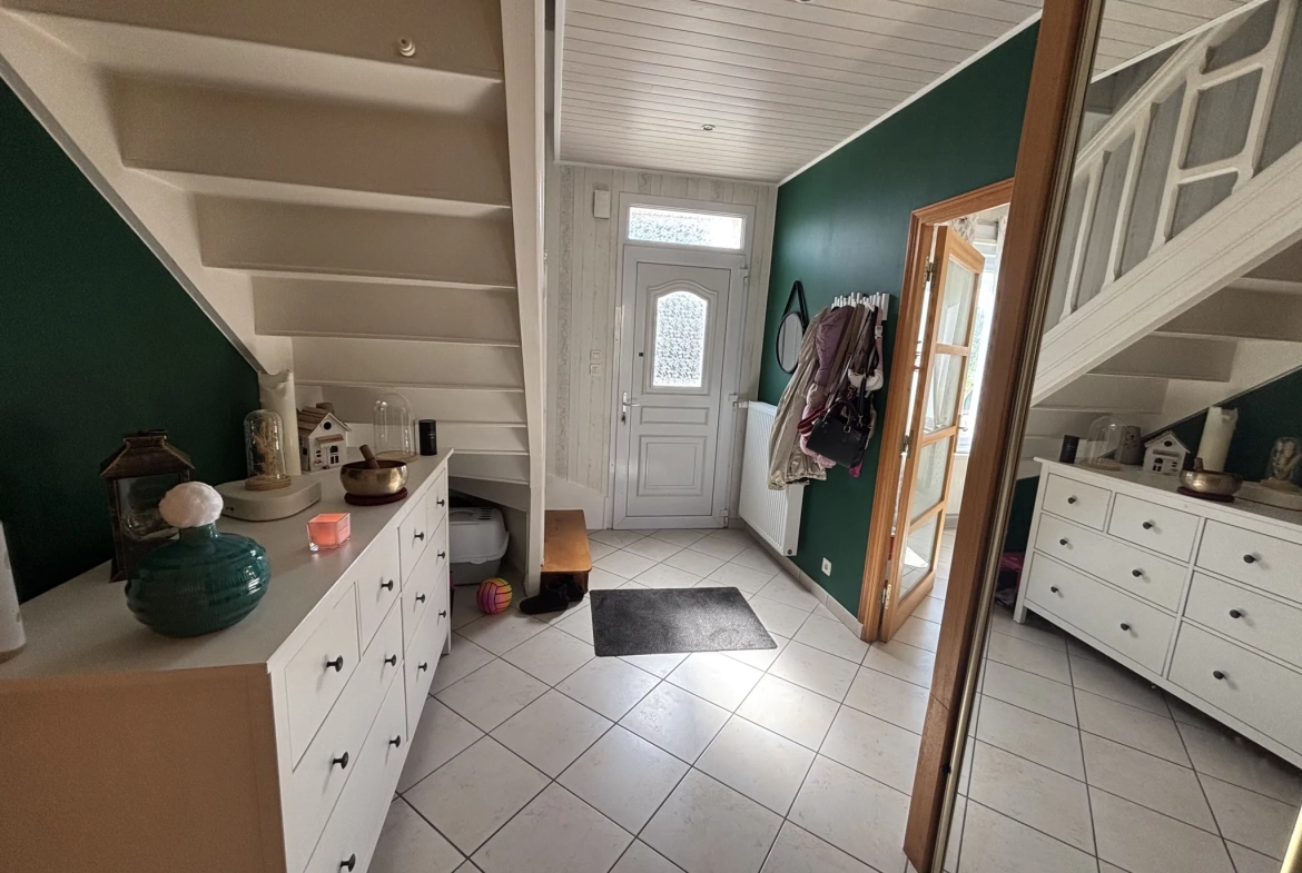 Maison à vendre à Lesneven avec jardin et multiple chambres, proche commodités 