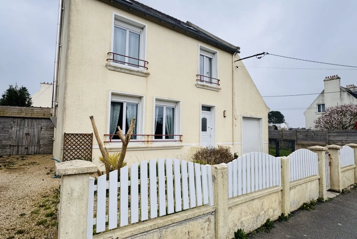 Maison à vendre à Lesneven avec jardin et multiple chambres, proche commodités 