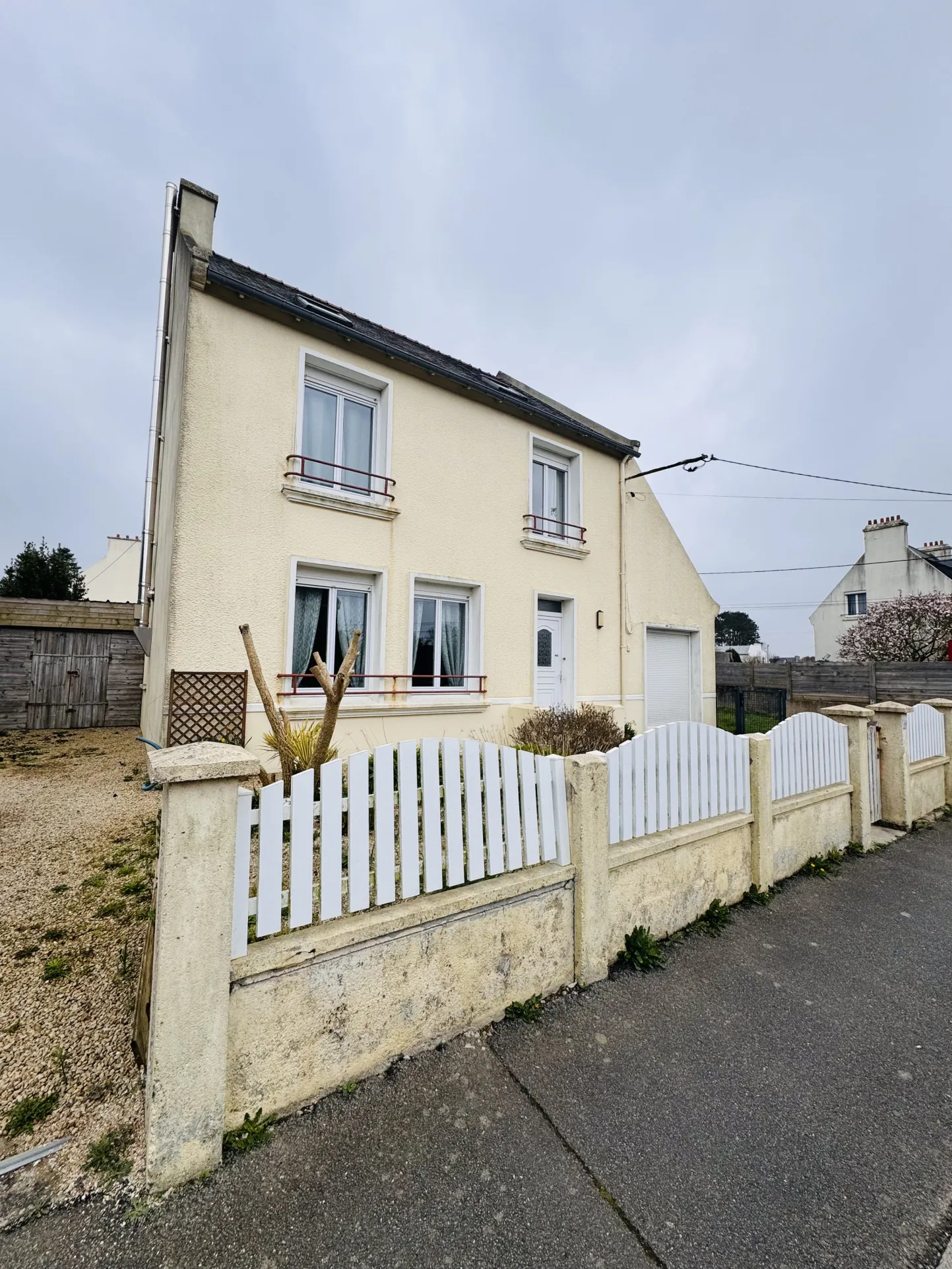 Maison à vendre à Lesneven avec jardin et multiple chambres, proche commodités 