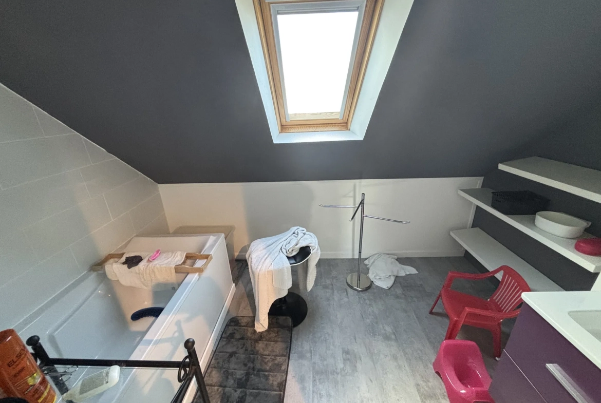 Maison à vendre à Lesneven avec jardin et multiple chambres, proche commodités 