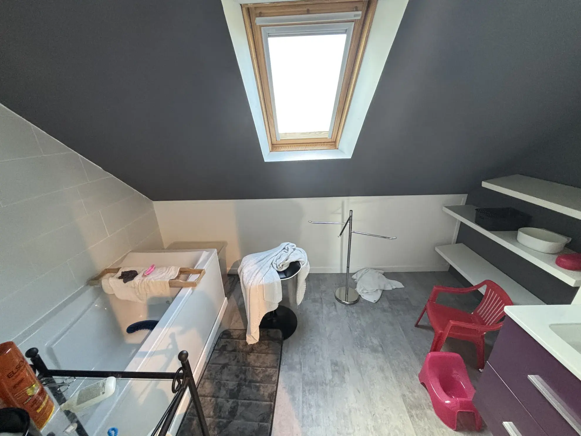 Maison à vendre à Lesneven avec jardin et multiple chambres, proche commodités 