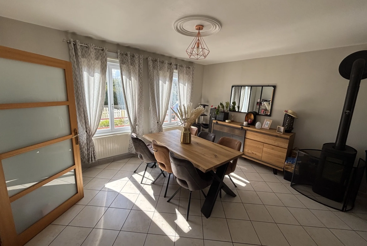 Maison à vendre à Lesneven avec jardin et multiple chambres, proche commodités 