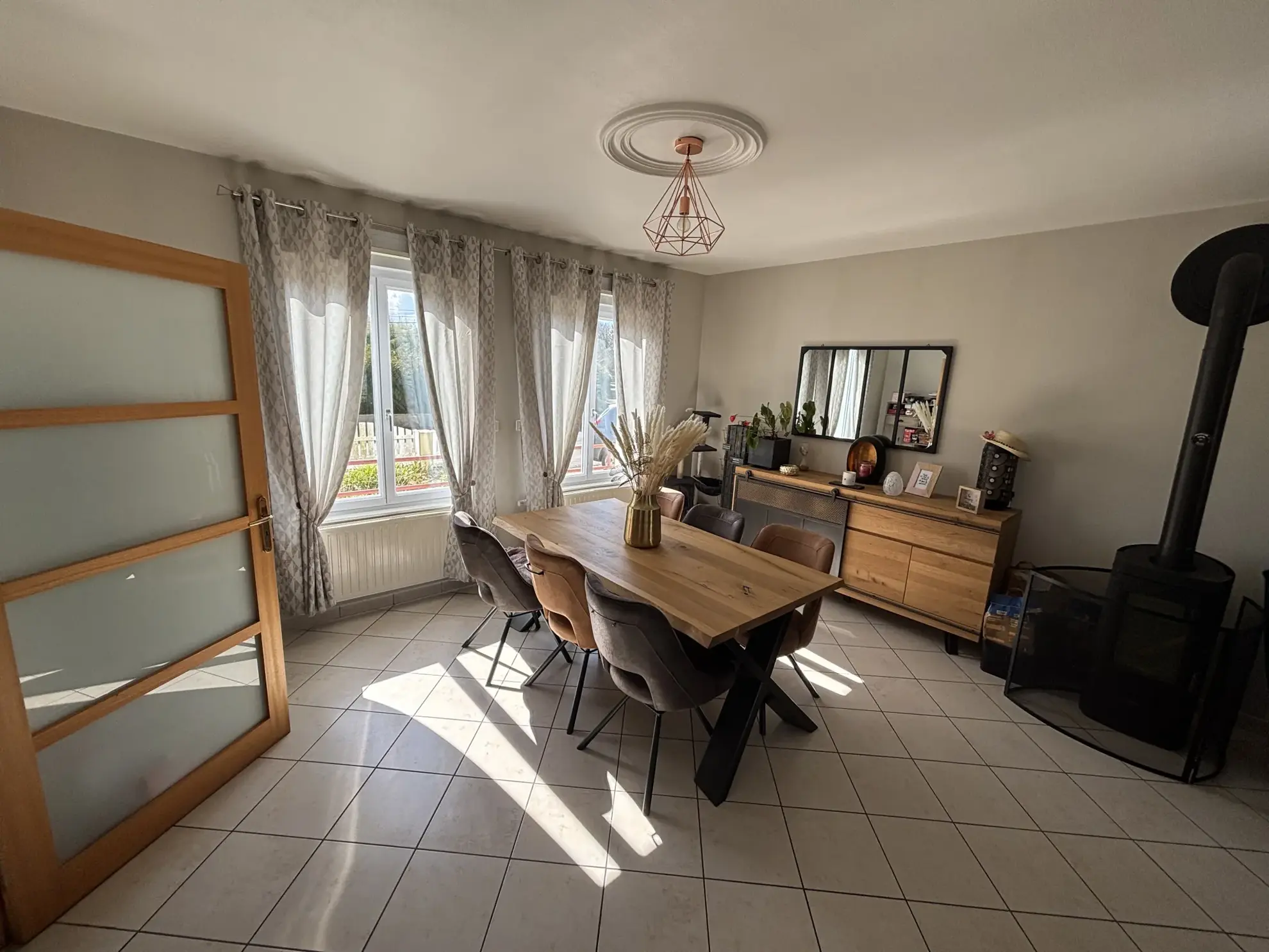 Maison à vendre à Lesneven avec jardin et multiple chambres, proche commodités 