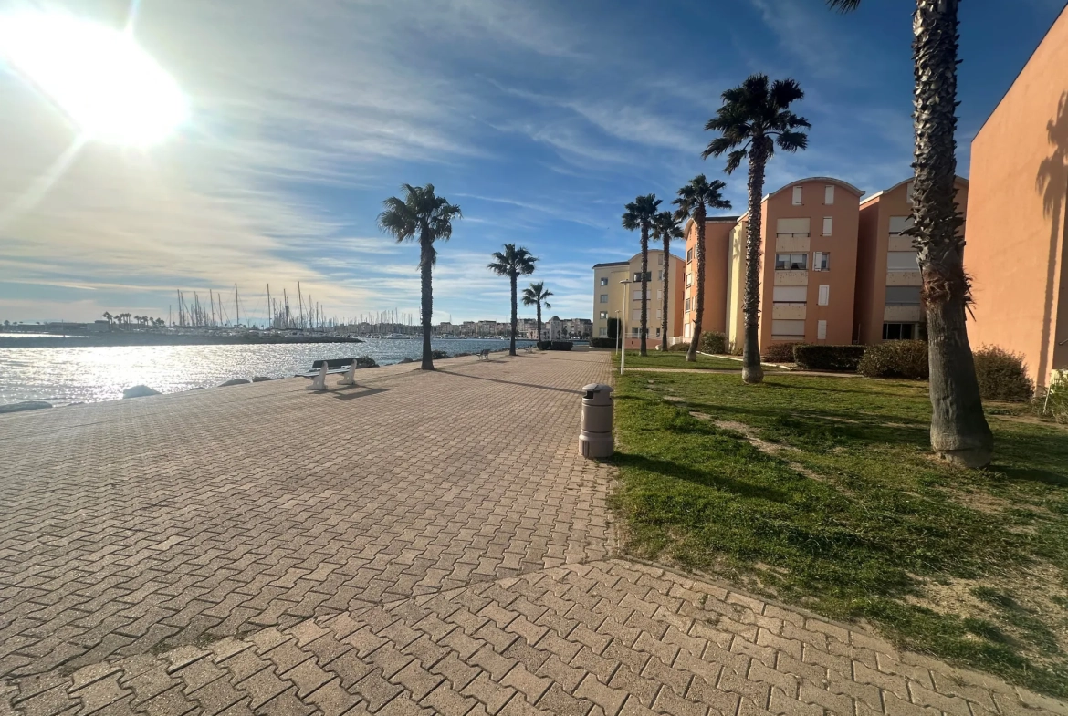 Studio cabine à vendre à Gruissan à 50m de la plage avec Terrasse et parking sécurisé 