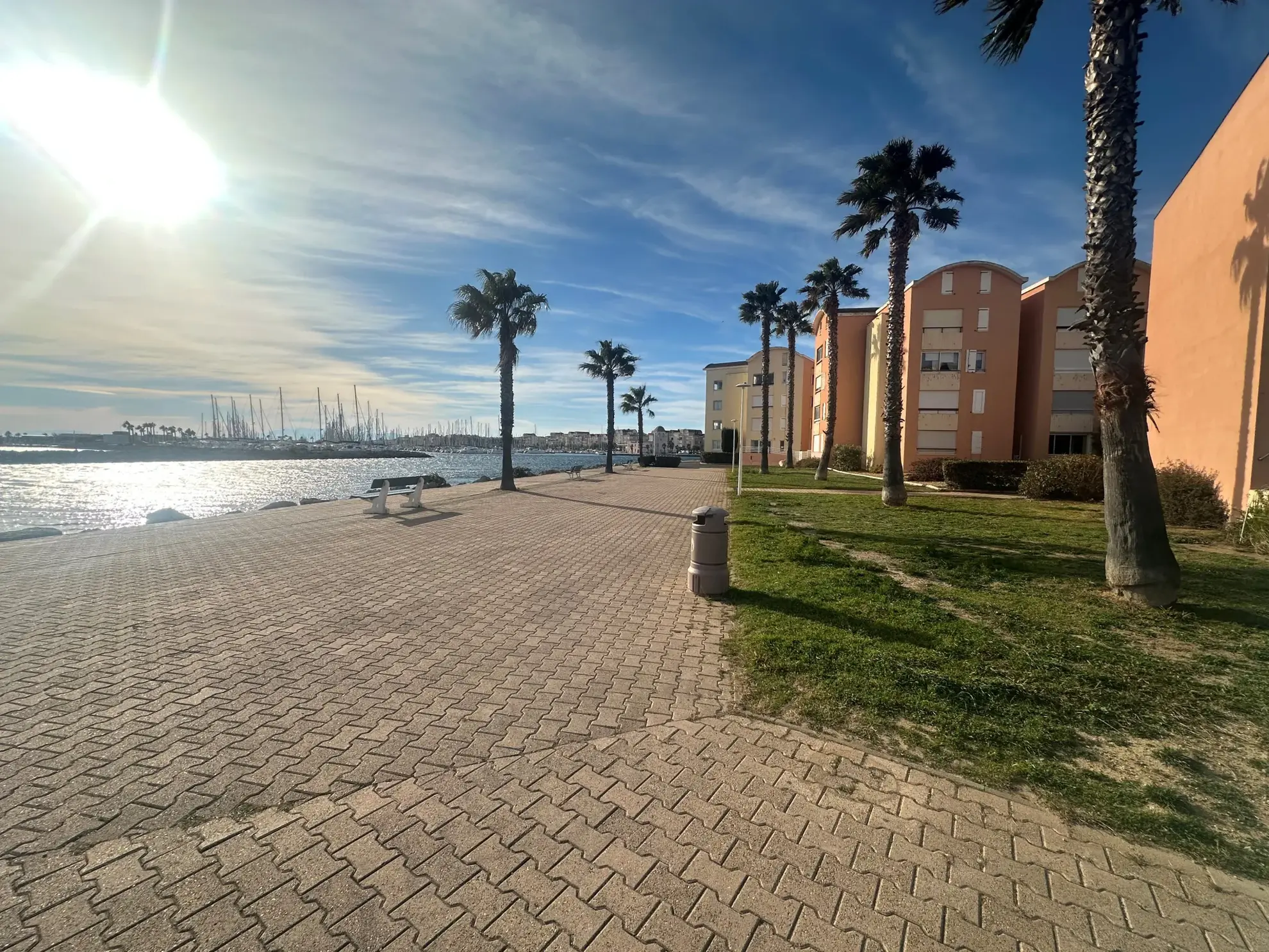 Studio cabine à vendre à Gruissan à 50m de la plage avec Terrasse et parking sécurisé 