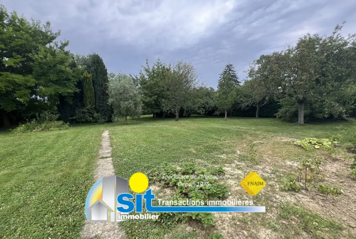 Terrain constructible de 800 m² à Vienne, secteur calme et proche commerces 