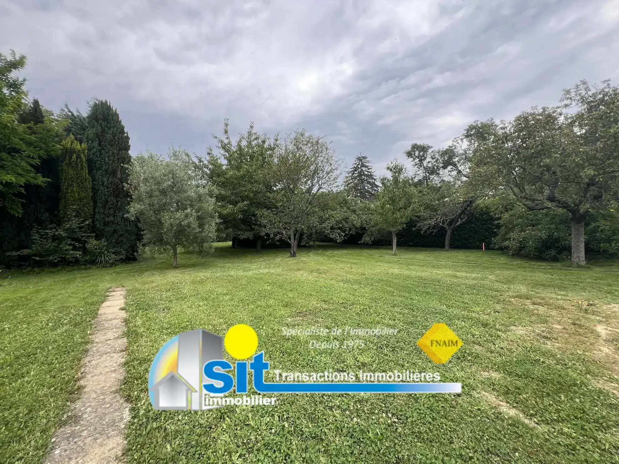 Terrain constructible de 800 m² à Vienne, secteur calme et proche commerces 