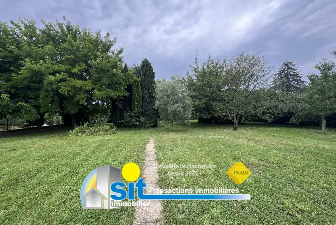 Terrain constructible de 800 m² à Vienne, secteur calme et proche commerces 