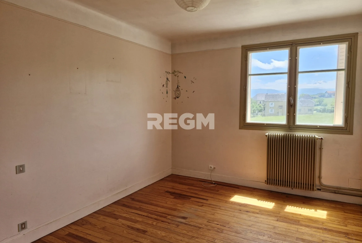 Maison à rénover proche de Tournay avec potentiel locatif et vue dégagée 