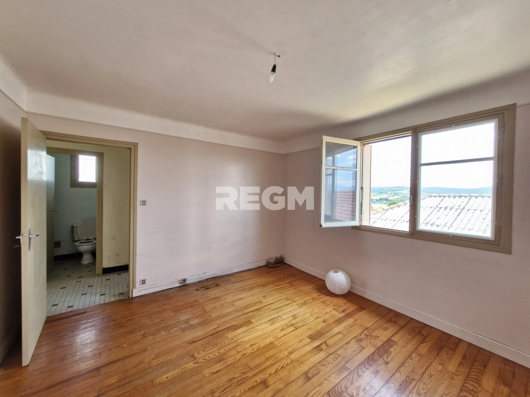 Maison à rénover proche de Tournay avec potentiel locatif et vue dégagée 