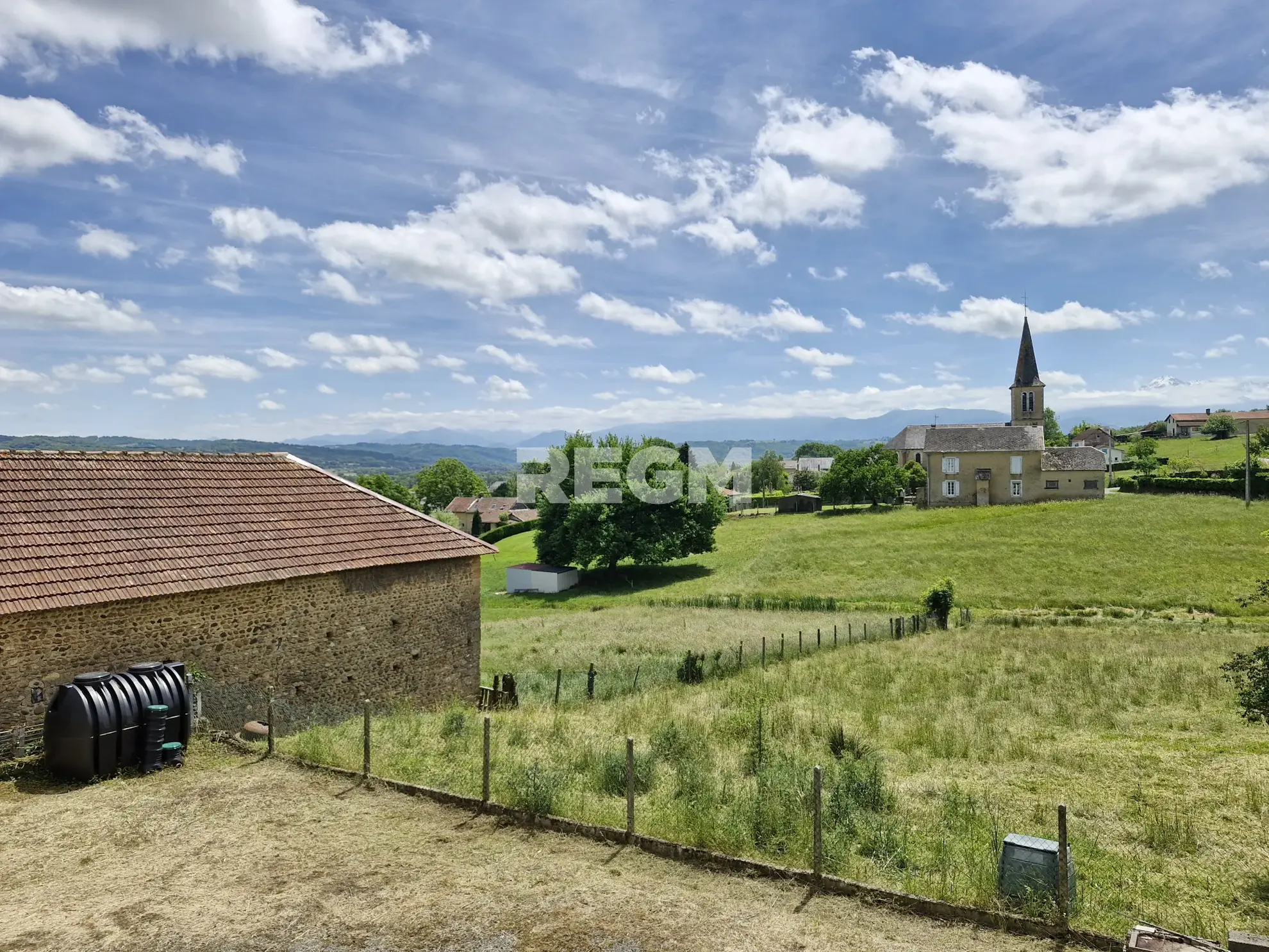 Maison à rénover proche de Tournay avec potentiel locatif et vue dégagée 